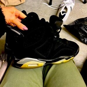 Air Jordan’s six retro black men’s sneakers 10.5 size clean non-smoking